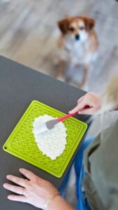 Silicone Pet Licking Mat for Stress Relief and Fun - Shaking Tails